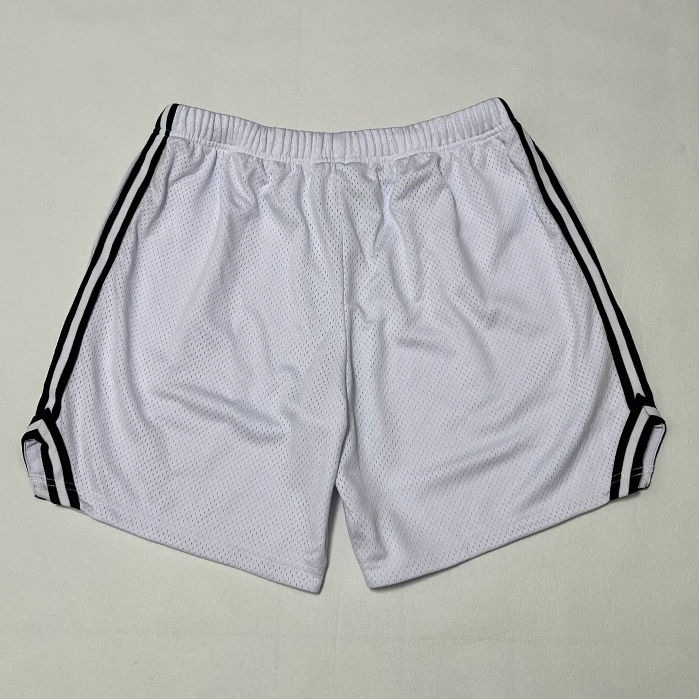 GALLERY DEPT. VENICE COURT SHORTS English mesh shorts Logo webbing wide-leg basketball shorts Black and white S-XL Original molding Loose wide-leg version American boys' first choice Breathable mesh fabric Superimposed soft material inside Comfortable and easy to match Custom-woven original consistent webbing/main mark/component wash mark Details are enlarged to follow